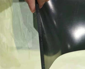 天然橡膠板的老化或變色現(xiàn)象。